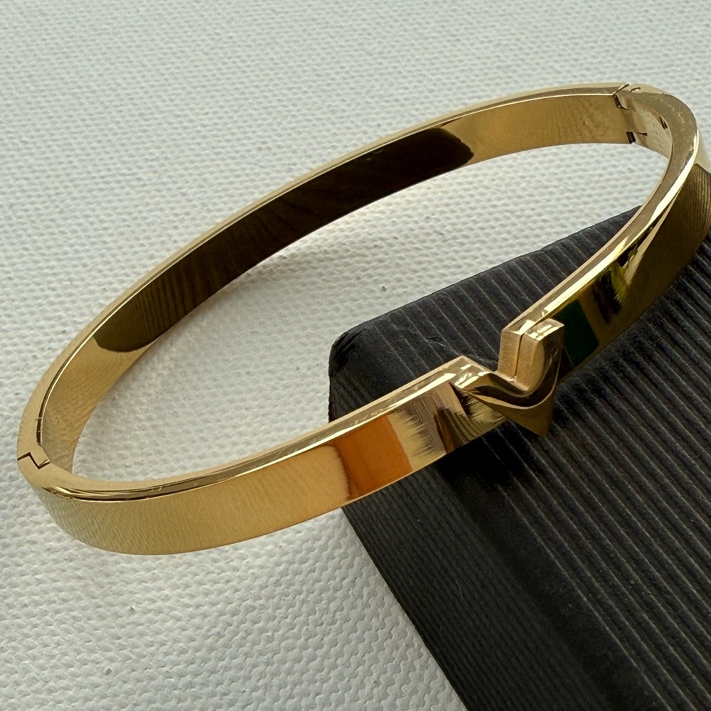 V Letters Bracelet | 316L Stainless Steel | Edgy & Modern - Picture 9 of 15